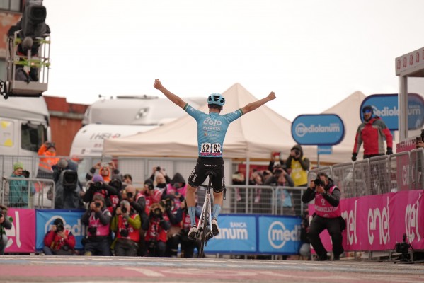 Davide Bais conquista el Gran Sasso; Evenepoel fue cuarto y Roglic quinto
