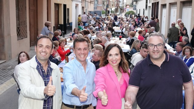 José Adsuara da la bienvenida a la campaña electoral con el músculo de más de 400 vecinos
