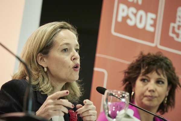 Calviño abre la campaña del PSOE reivindicando las medidas económicas bajo el 