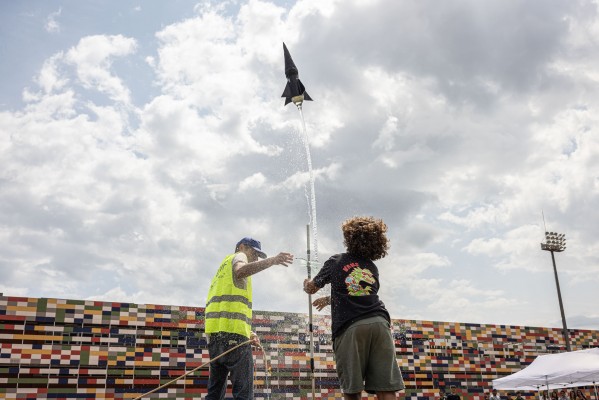 Cerca de 400 estudiantes compiten por diseñar el mejor cohete de agua en la UJI