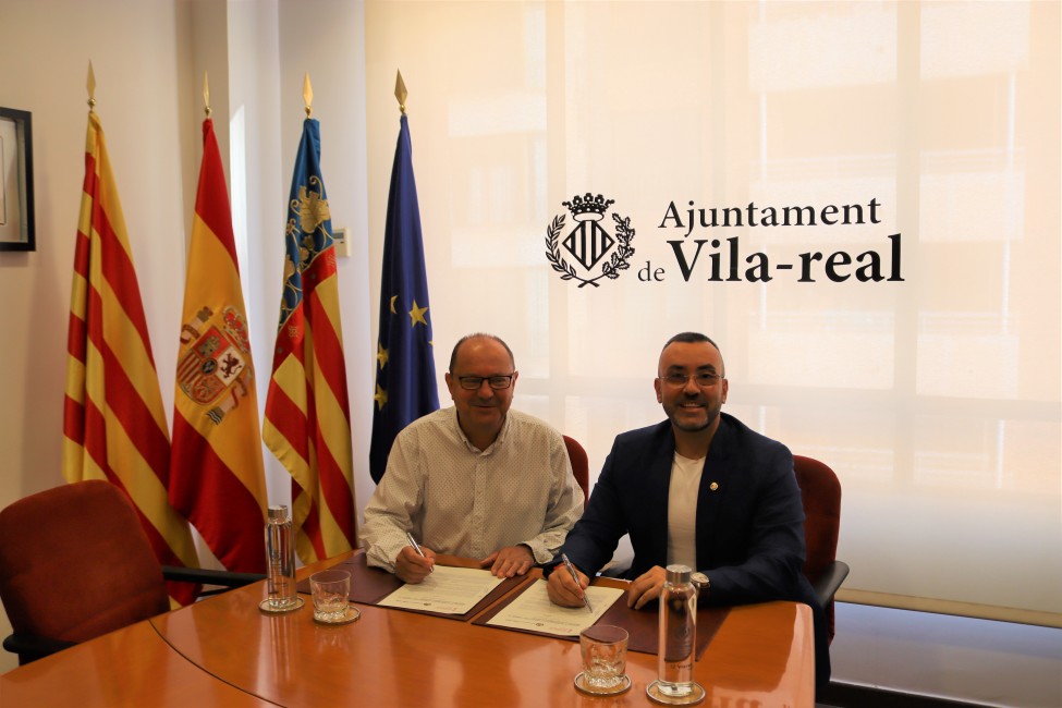 El alcalde de Vila-real, José Benlloch, y el director general de Administración Local de Presidencia de la Generalitat Valenciana, Adolf Sanmartín. Foto: Ayuntamiento de Vila-real - 