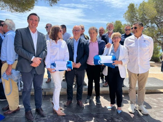 La Vila Joiosa recibe sus cinco Banderas Azules que ondearán este verano en sus playas