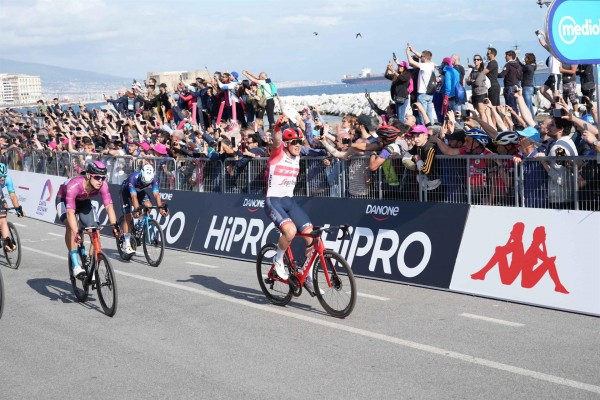 Mads Pedersen conquista Nápoles en un disputado esprint en el Giro