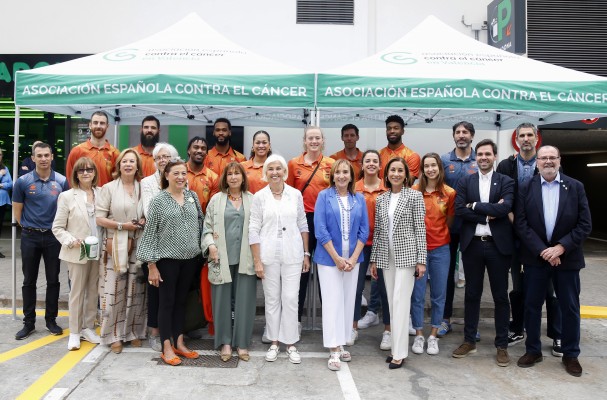 Una amplia representación del Valencia Basket colabora en la cuestación contra el cáncer
