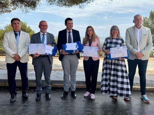 Alicante recoge los distintivos de 'Bandera Azul' a las cinco playas de la ciudad