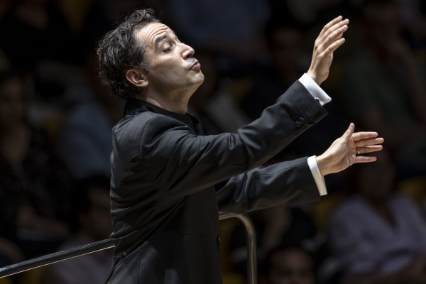 Orozco-Estrada conquista Les Arts con Mozart y Bartók
