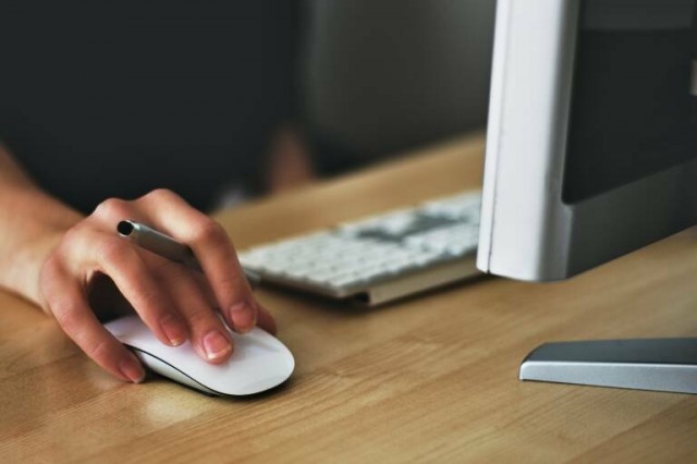 La OCU denuncia el cobro de gastos de gestión en las entradas online emitidas por las web oficiales
