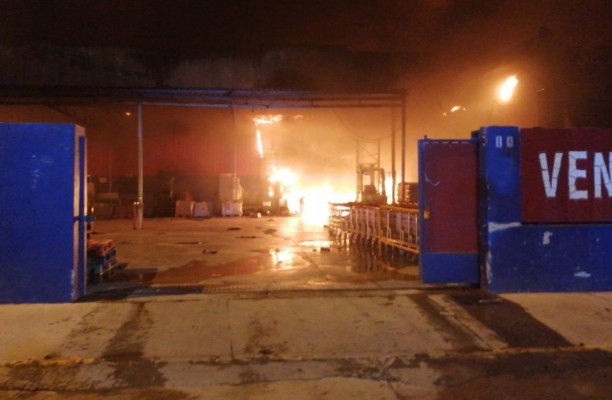 Un incendio destruye un almacén chino en Manises