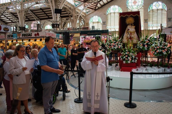 Homenaje a la Virgen de los Desamparados en el Mercado Central
