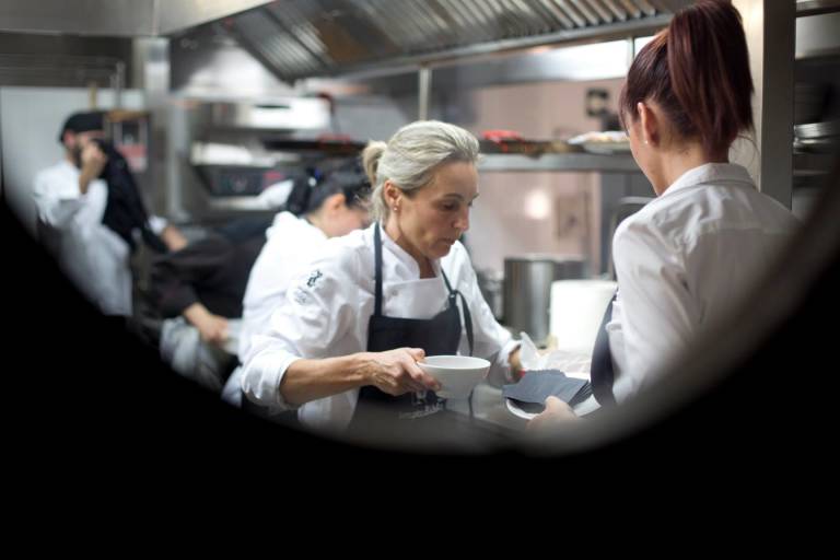 Vivir después de cocinar: así calman la adrenalina los cocineros valencianos