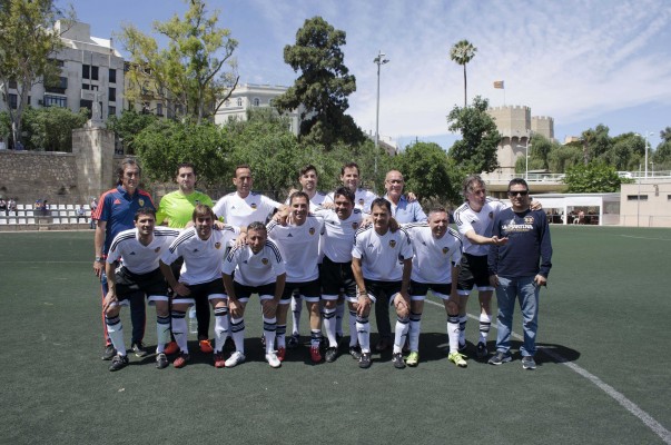 Las Leyendas del Valencia CF y Ferrocarrils de la
Generalitat sellan un nuevo acuerdo de colaboración
a base de goles en El Planter