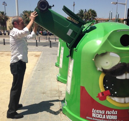Ecovidrio amaga con reducir sus inversiones en la Comunitat si el Consell implanta el SDDR