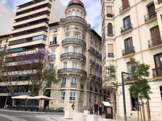 Hilton reconoce al Hotel Alberola de Alicante con el premio a la excelencia, con planes para crecer