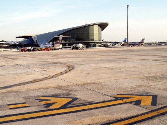 Los sindicatos inician una huelga de combustible en los aeropuertos de Valencia y Castellón