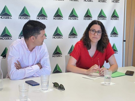 Aitana Mas promete a los hoteleros ayudas a las empresas con mejores condiciones laborales