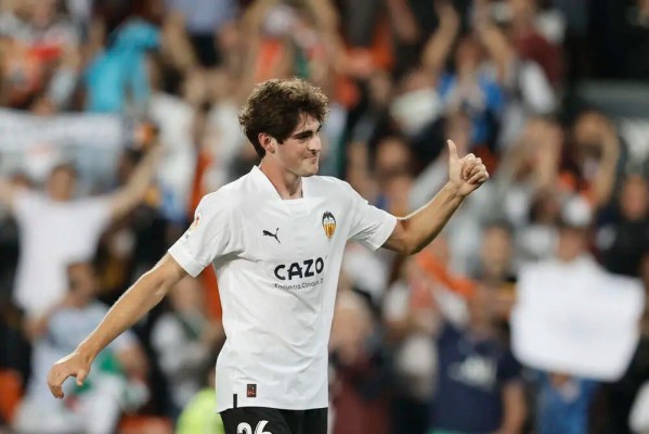 El Valencia y Javi Guerra perfilan una ampliación de contrato hasta 2027