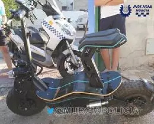 Un patinete eléctrico con asiento, sin autorización ni seguro ni casco, denunciado en El Esparragal
