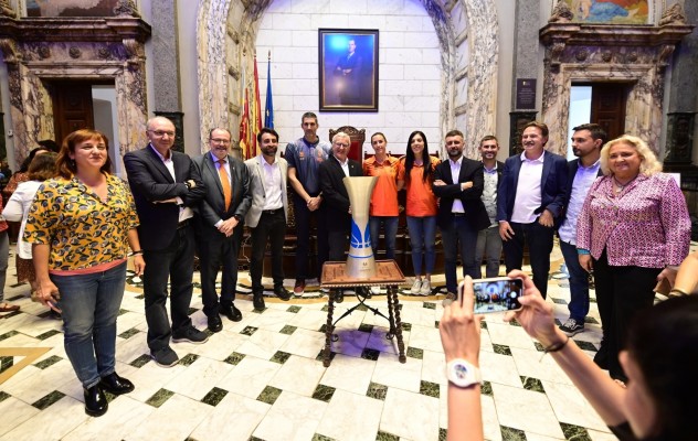 El alcalde de València y el concejal de Deportes reciben al Valencia Basket femenino como campeonas de Liga

