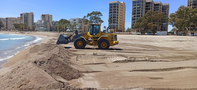 Benicàssim distribuye 15.000 m3 de arena en la zona sur a la espera de una solución de Costas

