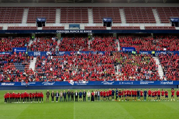 Osasuna se da un baño de masas con 4.000 niños y niñas en El Sadar