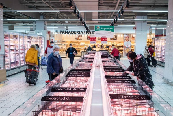 Alcampo prevé contratar a más de 1.700 personas en toda España, 12 en la Región, en verano