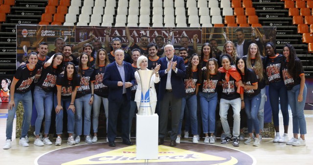 La Fonteta se entrega a las campeonas tras el “mejor título” de su póquer
