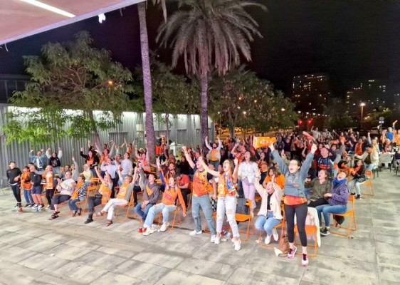 Decenas de seguidores reciben a las campeonas y ‘avanzan’ el inicio de la celebración
