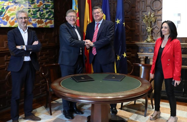 La Generalitat y Stadler firman un acuerdo para colaborar en proyectos de inversión en la planta de Albuixech
