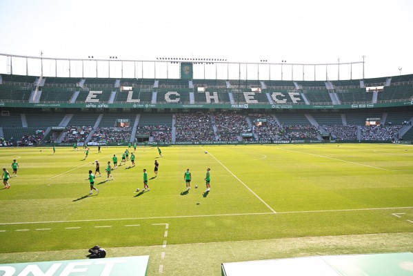 Unos 2.000 escolares presencian el entrenamiento del Elche
