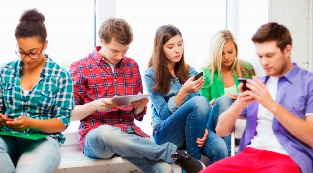 Adelantar los horarios de la cena y el descanso mejora la somnolencia diurna y el rendimiento de los estudiantes