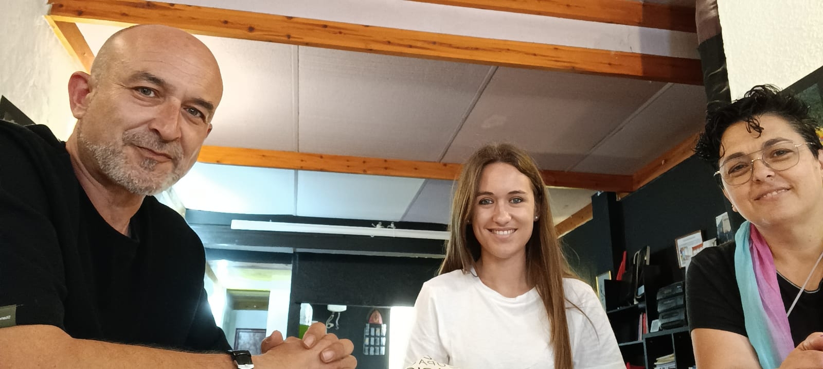 El candidato de Unides per Alacant, Manolo Copé, junto a representantes del Colegio Oficial de Terapeutas Ocupacionales. - 