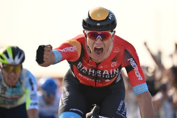 Jonathan Milan se apunta el primer esprint del Giro y Evenepoel sigue líder

