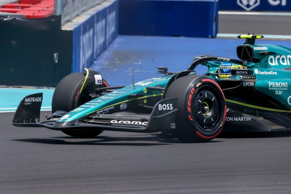  Alonso y Sainz, segundo y tercero en la parrilla de salida tras el accidente de Leclerc