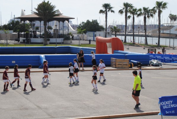 La Marina de València se ‘viste’ de hockey
