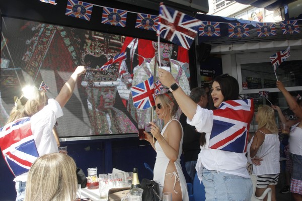 Pastelitos de colores y globos en los pubs de Benidorm para celebrar la coronación de Carlos III