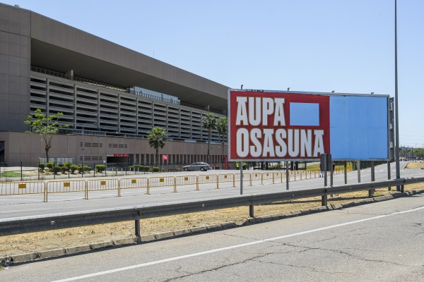 Tapan el logo de Bildu de las vallas que apoyan a Osasuna frente al estadio de La Cartuja