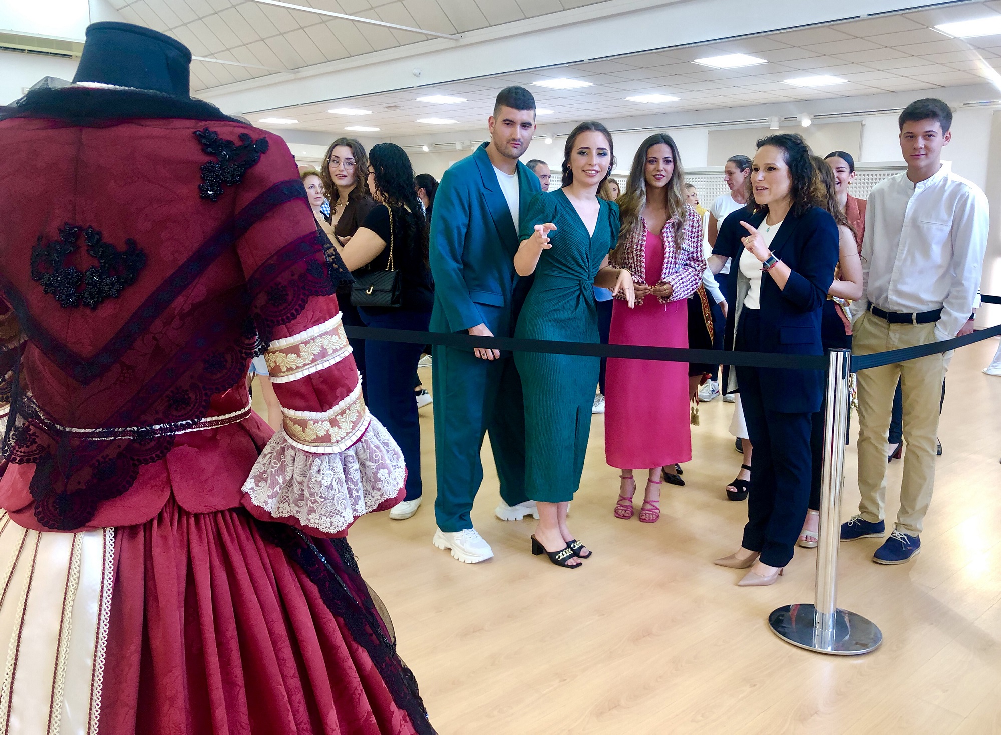 Almassora luce su primera muestra de indumentaria regional para hombres y mujeres