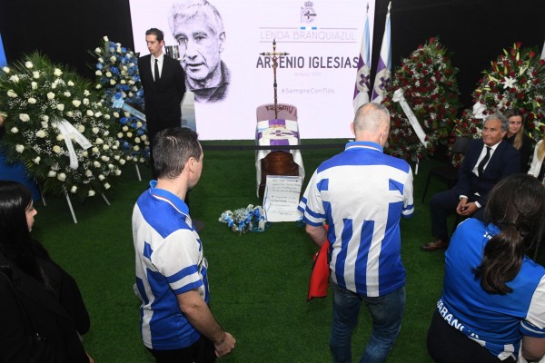 Miles de deportivistas despiden a Arsenio Iglesias en Riazor