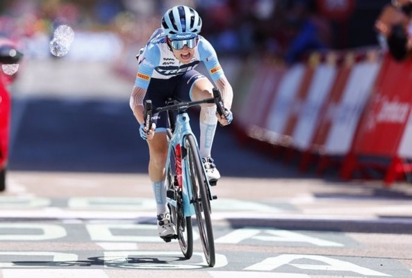 Van Vleuten gana la I Vuelta en Lagos de Covadonga, donde se impone Vollering
