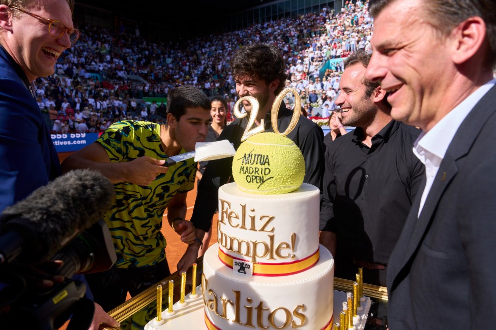 Carlos Alcaraz probando la tarta con la que le obsequió la organización del Mutua Madrid Open. Foto: MMO - 