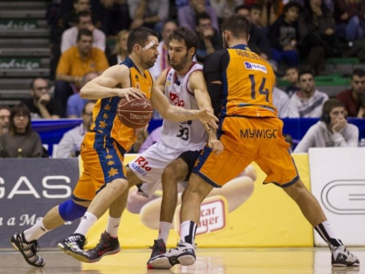 El juego colectivo del Valencia Basket castiga a un desacertado Obradoiro