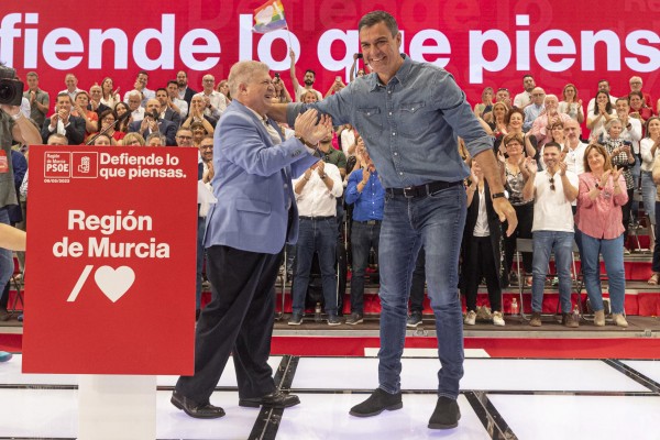 Pedro Sánchez le promete a Pepe Vélez que acudirá a su toma de posesión