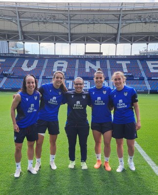 El Levante Femenino se aclimata al césped del Ciutat para el derbi
