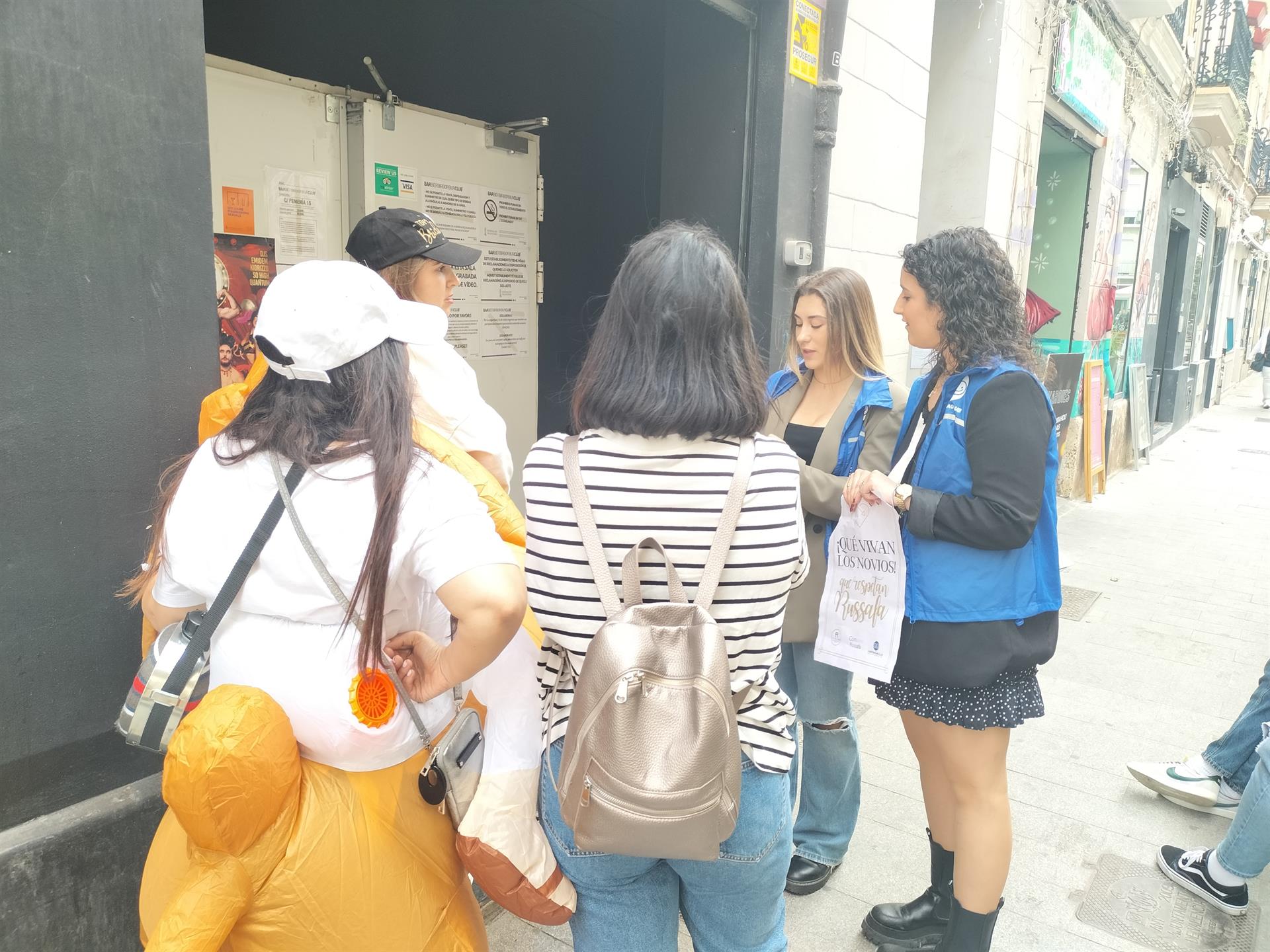 Hosteleros y comerciantes retoman la campaña '¡Que vivan los novios que respetan Russafa!'