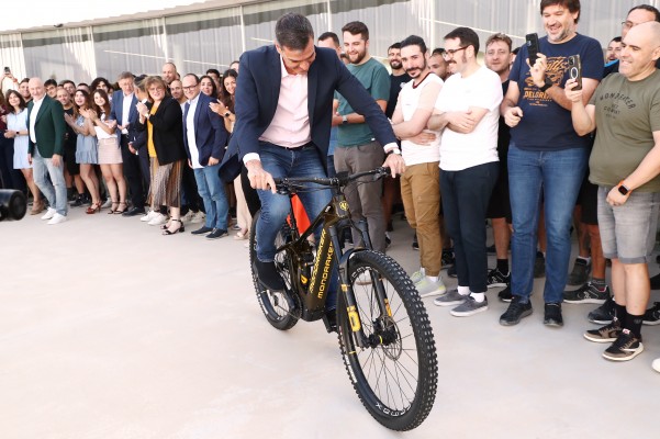 Pedro Sánchez destaca el papel clave de la tecnología avanzada en su visita a Mondraker en Elche