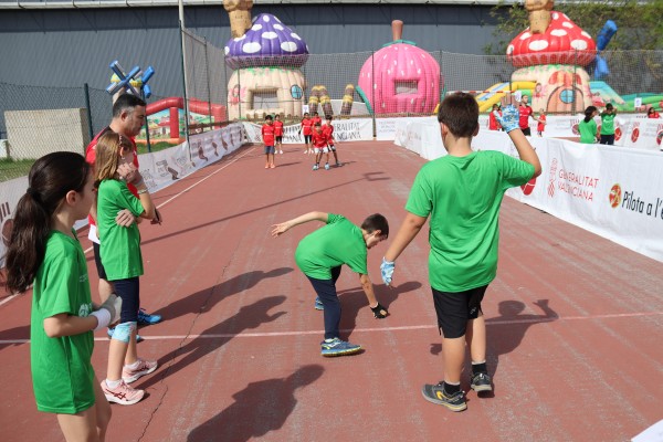 Almenys 600 escolars de 14 centres de Castelló es reuneixen en una trobada de pilota valenciana
