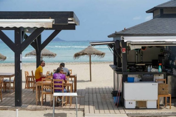 Los chiringuitos de La Manga cotizan al alza y los del Mar Menor se quedan sin pretendientes

