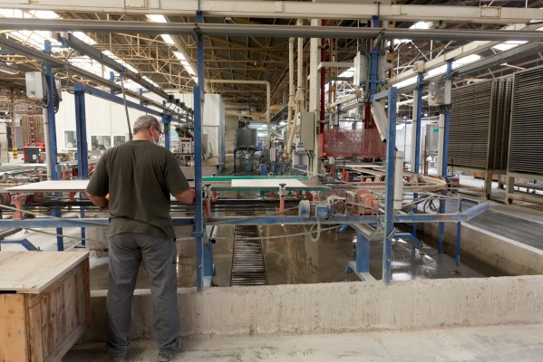 El azulejo revierte la tendencia tras once meses de caída y su producción crece tímidamente en marzo