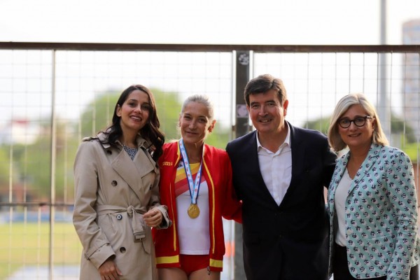 Giner resalta los valores del deporte con la campeona de triple salto Eva Gadea, integrada en la lista de Ciudadanos