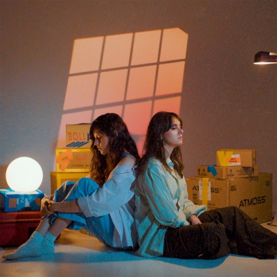 Laura Esparza y Esther es refugien en una 'Tenda' per a parlar d'amors impossibles
